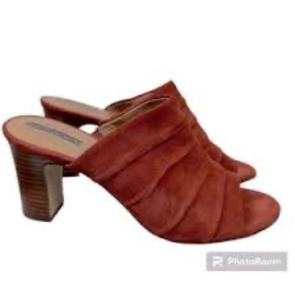 Tahari Ariana Red Adobe Burnt Orange Suede Slip On Open Toe Block Heels Sz 8M